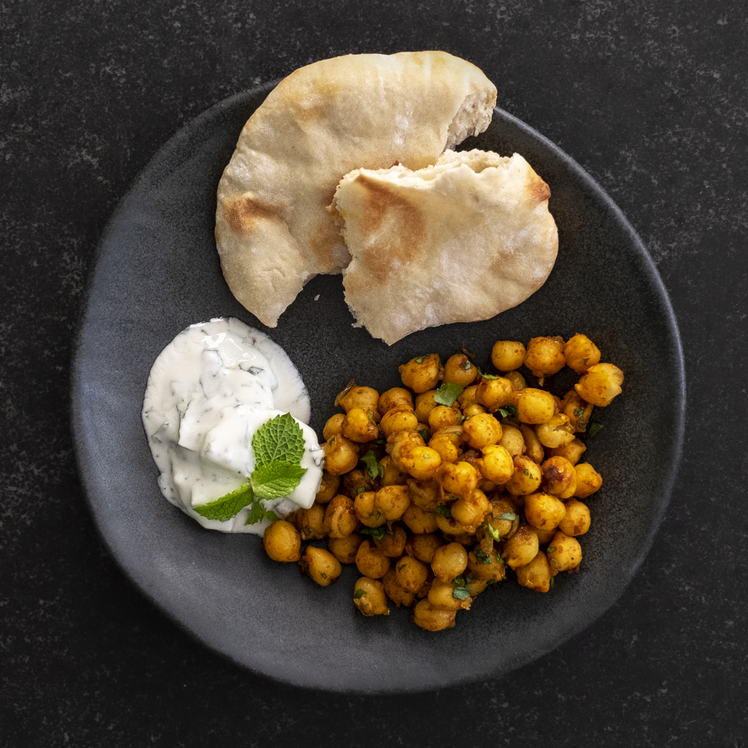 Würzige Kichererbsen mit Minze-Joghurt-Sauce