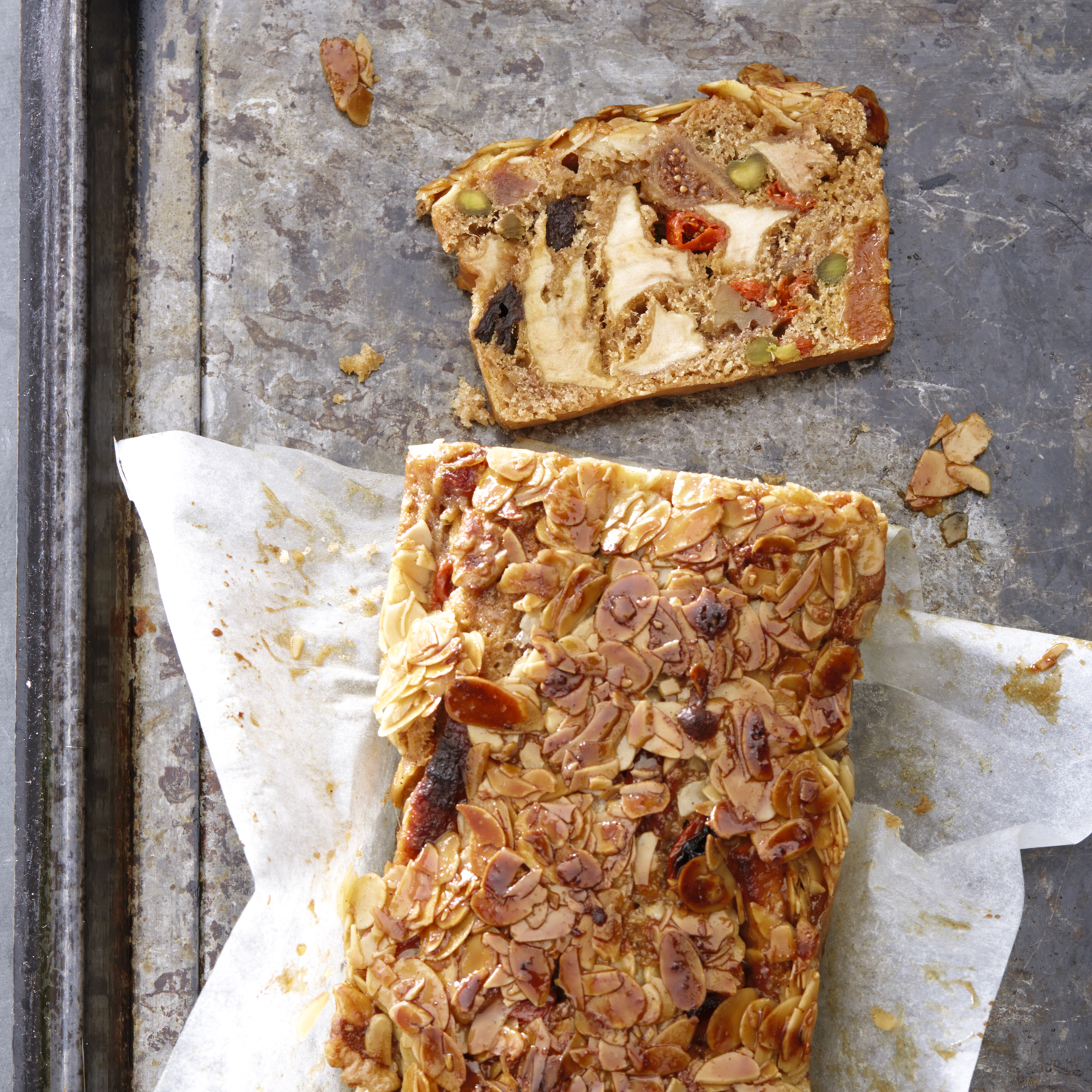 Früchtebrot mit Birnenhonig und Mandelkruste