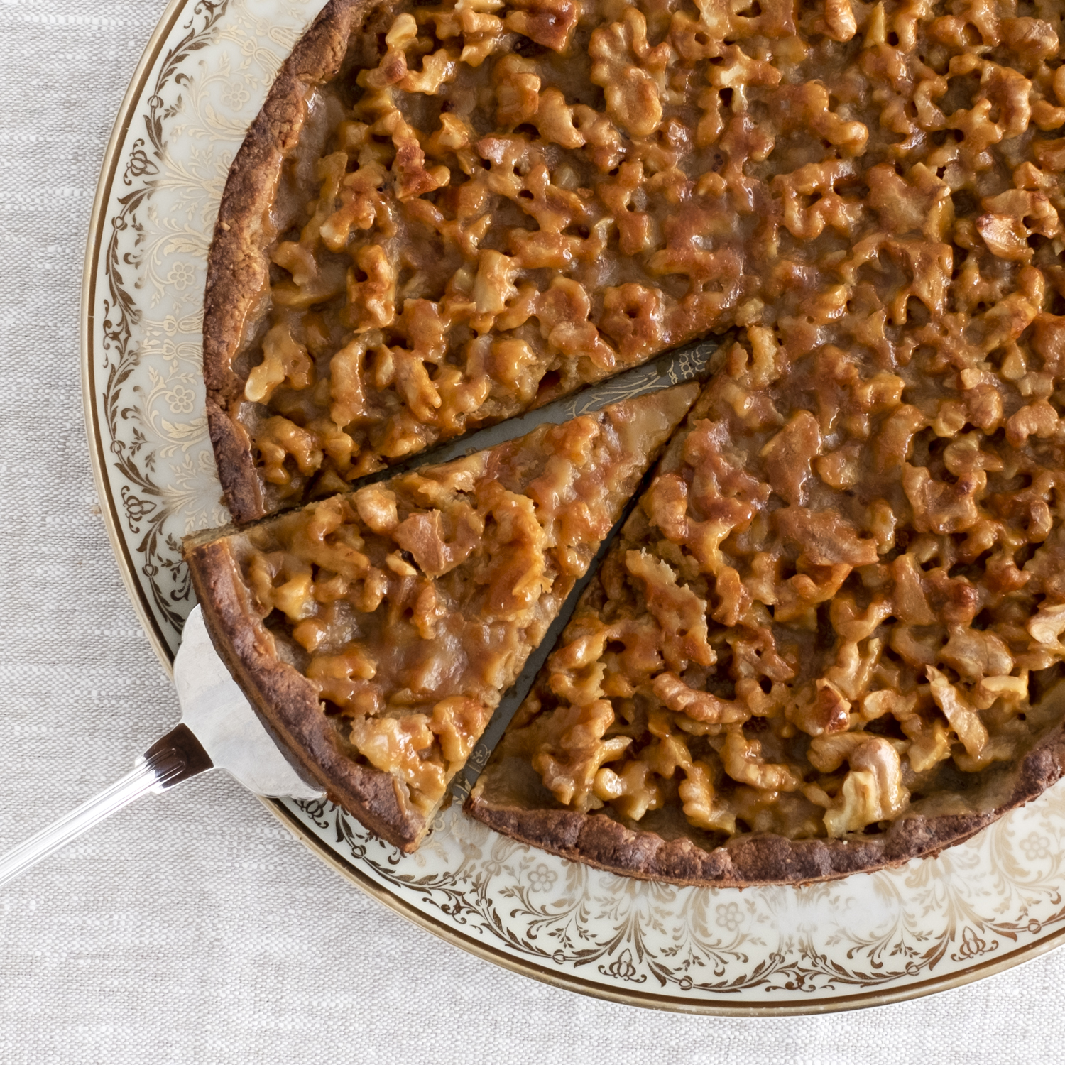 Baumnuss Tarte mit Ackerbohnen-Mürbteig und Salzkaramell