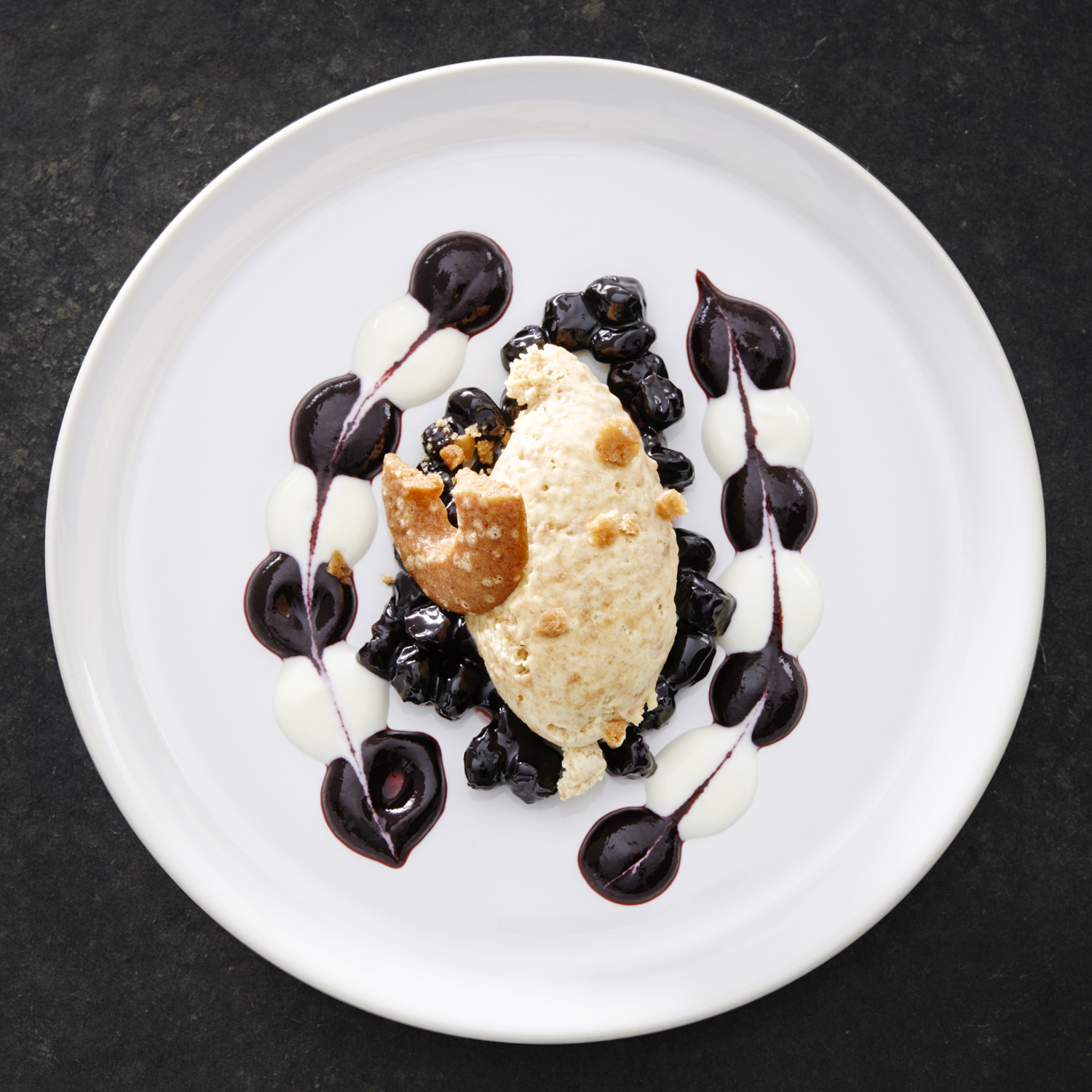 Parfait mit Willisauer Ringli und gedörrten Blaubeeren