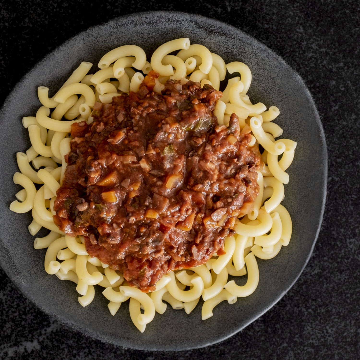 Hörnli mit Pilz-Nuss-Tomatensauce